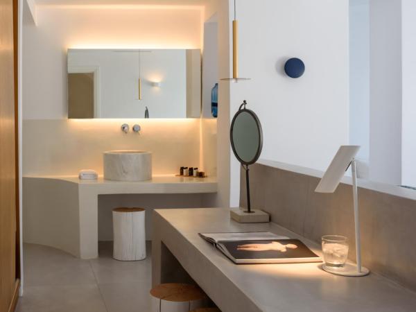 Panorama Suites : photo 3 de la chambre suite supérieure avec balcon - vue sur caldeira