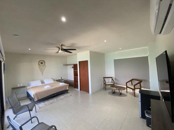 Cuxos Hotel Beachfront : photo 5 de la chambre chambre lit king-size - vue sur mer