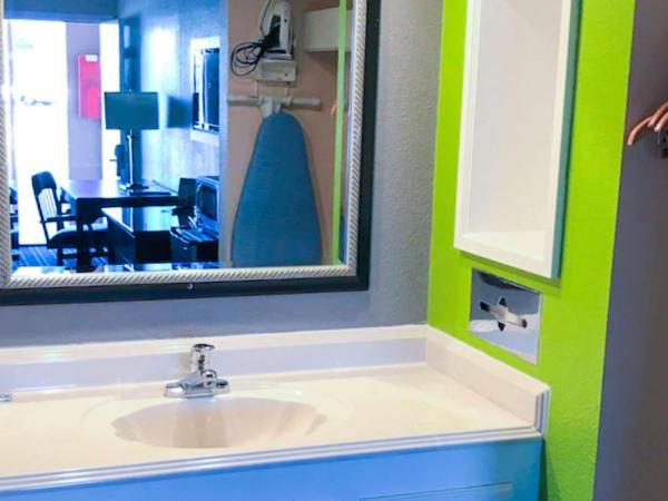 Magnuson Hotel Virginia Beach : photo 6 de la chambre chambre lit king-size affaires - non-fumeurs