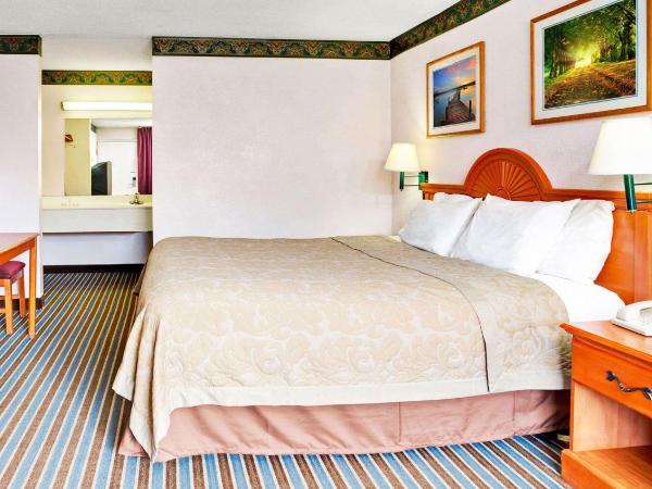 Magnuson Hotel Jacksonville Downtown : photo 1 de la chambre chambre lit king-size - accessible aux personnes à mobilité réduite - non-fumeurs