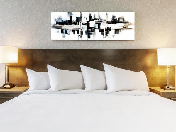 Repotel Henri IV Québec : photo 4 de la chambre chambre lit king-size deluxe