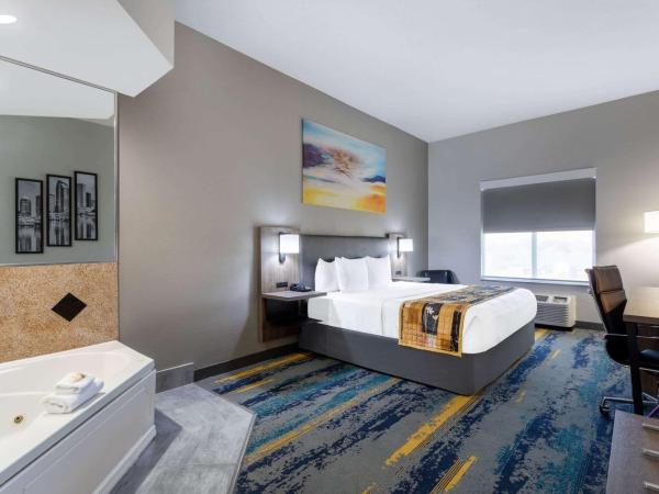 La Quinta by Wyndham Tampa Central : photo 7 de la chambre suite lit king-size supérieure - non-fumeurs