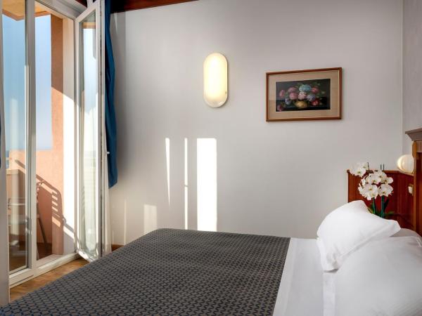 Hotel Bellevue : photo 5 de la chambre chambre quadruple avec vue latérale sur la mer