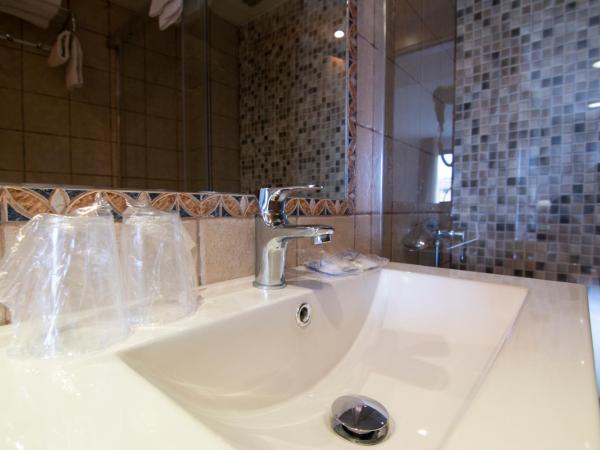 Hotel Hispania : photo 1 de la chambre chambre double ou lits jumeaux avec balcon