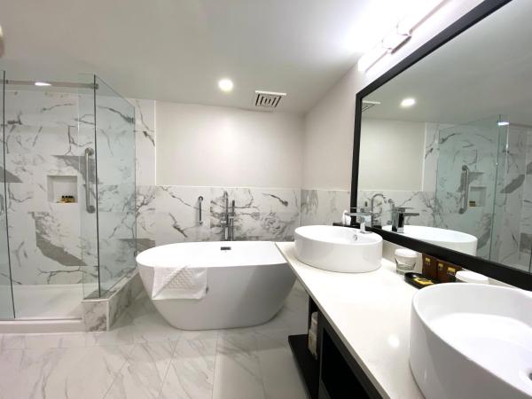 Best Western Plus Sands : photo 9 de la chambre grande suite lit king-size avec kitchenette, cheminée Électrique et balcon - non-fumeurs