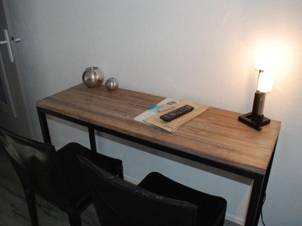 Hotel L'Orangeraie : photo 6 de la chambre chambre double - vue sur rue et jardin