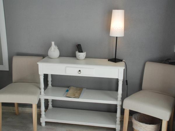 Hotel L'Orangeraie : photo 4 de la chambre chambre double - vue sur rue et jardin