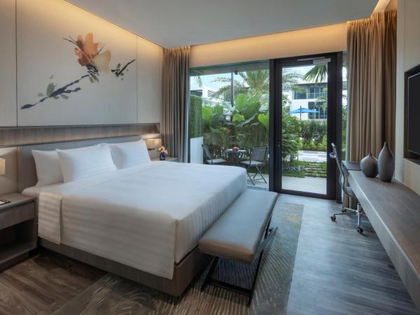 Dusit Thani Laguna Singapore : photo 1 de la chambre hébergement lit king-size deluxe laguna avec terrasse - vue sur piscine
