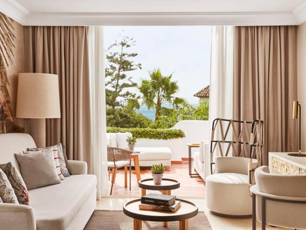Puente Romano Beach Resort : photo 2 de la chambre suite double junior de luxe avec vue partielle sur la mer 