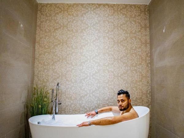 Arushi Boutique Hotel : photo 4 de la chambre penthouse suite with balcony - 15% off on food and beverage and sauna and steam