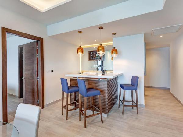 Royalton CHIC Cancun, An Autograph Collection All-Inclusive Resort - Adults Only : photo 2 de la chambre suite présidentielle 1 chambre de luxe diamond club - vue sur coucher de soleil