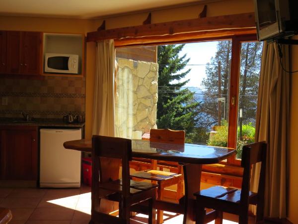 Apart Altos Del Nahuel : photo 3 de la chambre ce studio jouit d'une vue partielle sur le lac.