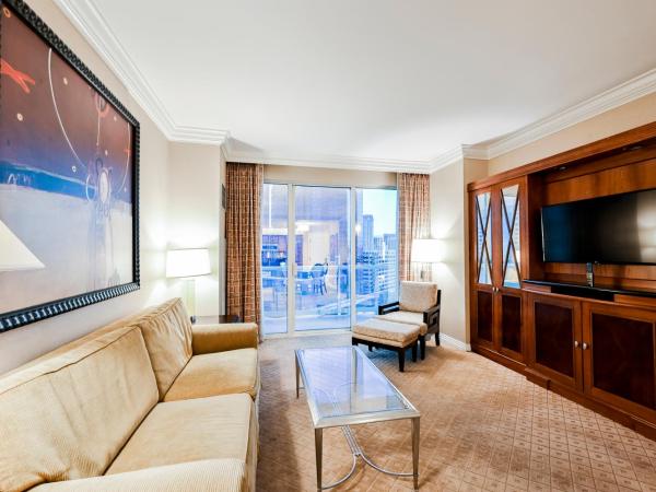 StripViewSuites at Signature : photo 9 de la chambre two-bedroom - strip view & balcony