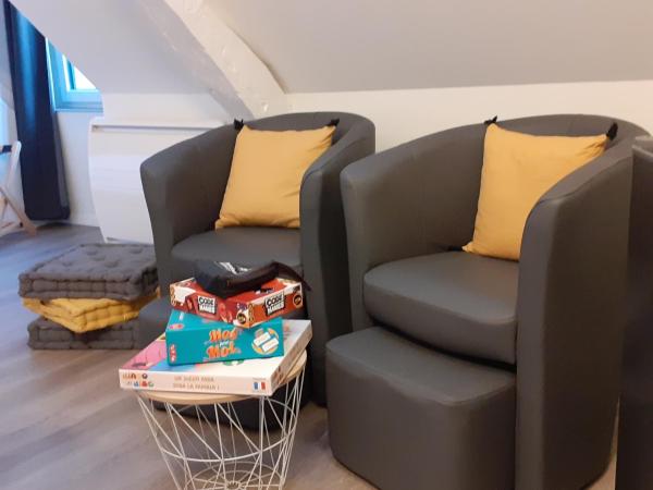 CHARMES EN VILLE Le Charme Authentique : photo 2 de la chambre chambre familiale avec salle de bains privative