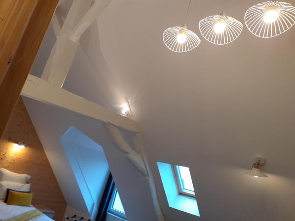 CHARMES EN VILLE Le Charme Authentique : photo 3 de la chambre chambre familiale avec salle de bains privative