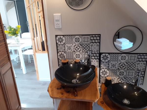 CHARMES EN VILLE Le Charme Authentique : photo 9 de la chambre chambre familiale avec salle de bains privative