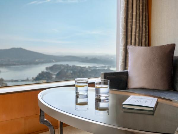 Shangri-La Nanjing : photo 3 de la chambre grande chambre lit king-size premier horizon – vue sur lac