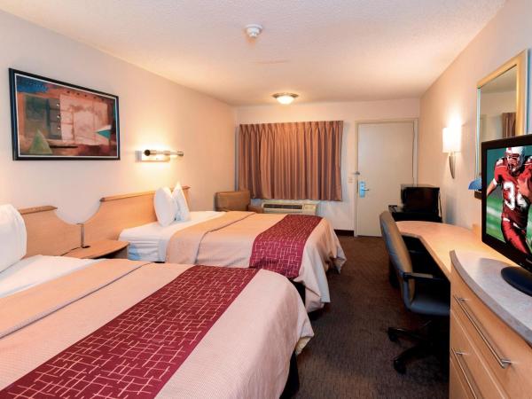 Red Roof Inn San Antonio Airport : photo 1 de la chambre chambre deluxe avec 2 lits doubles - non-fumeurs