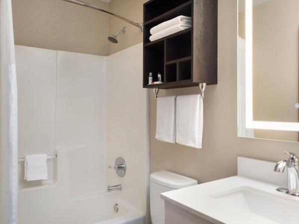 Super 8 by Wyndham San Antonio Airport North : photo 1 de la chambre chambre 2 lits queen-size - non-fumeurs