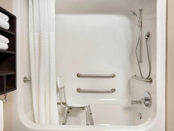 Super 8 by Wyndham San Antonio Airport North : photo 4 de la chambre 2 queen beds, mobility/hearing impaired accessible room, non-smoking