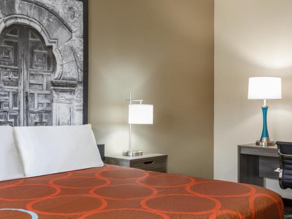 Super 8 by Wyndham San Antonio Airport North : photo 4 de la chambre chambre lit king-size - non-fumeurs