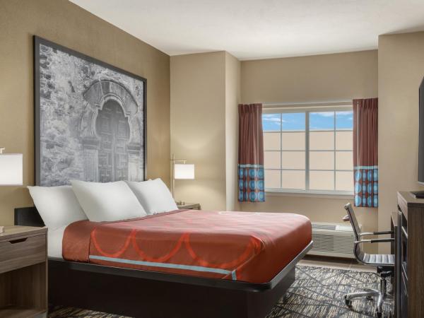 Super 8 by Wyndham San Antonio Airport North : photo 1 de la chambre chambre lit king-size - accessible aux personnes à mobilité réduite - non-fumeurs