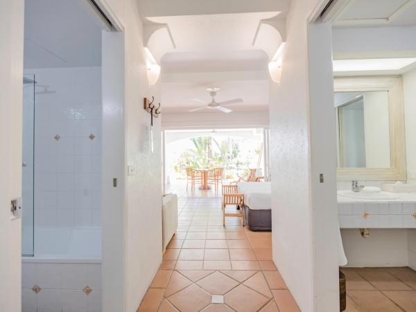 The Reef House Adults Retreat - Enjoy 28 Complimentary Inclusions : photo 4 de la chambre verandah king room with outdoor living, pool and garden view