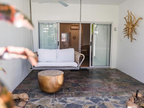 The Reef House Adults Retreat - Enjoy 28 Complimentary Inclusions : photo 4 de la chambre brigadier king studio with tropical gardens, couples swing and private balcony