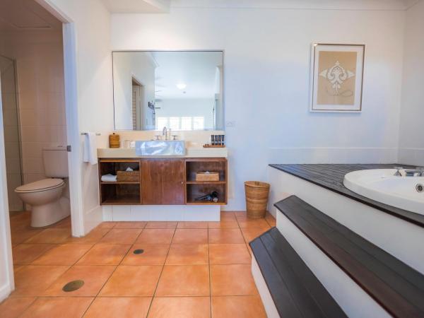 The Reef House Adults Retreat - Enjoy 28 Complimentary Inclusions : photo 7 de la chambre brigadier studio with large spa bath, couples swing, balcony and ocean view