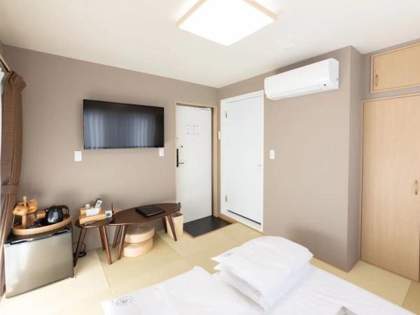 灯光旅館 Light hotel : photo 8 de la chambre chambre double ou lits jumeaux standard avec balcon