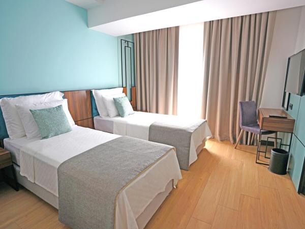 Leaf Port Hotel : photo 2 de la chambre chambre lits jumeaux - vue sur piscine