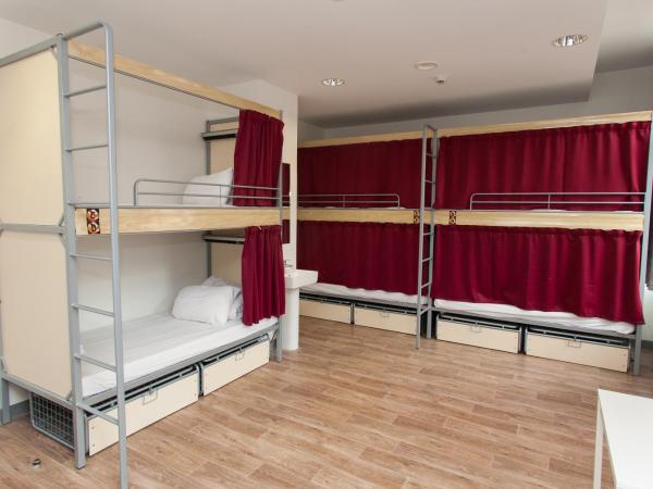 St Christopher's Inn Paris - Gare du Nord : photo 7 de la chambre lit dans dortoir 6 lits avec salle de bains commune