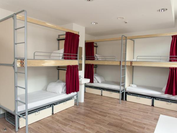 St Christopher's Inn Paris - Gare du Nord : photo 9 de la chambre lit dans dortoir 6 lits avec salle de bains commune