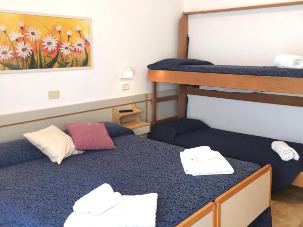 Hotel Alcazar : photo 2 de la chambre chambre quadruple