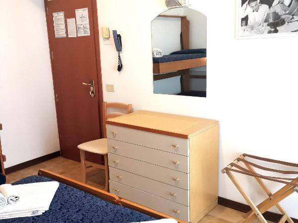 Hotel Alcazar : photo 3 de la chambre chambre quadruple