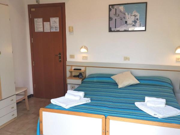 Hotel Alcazar : photo 4 de la chambre chambre double ou lits jumeaux