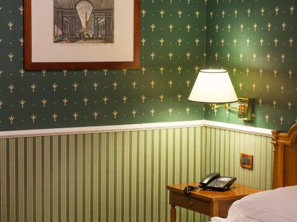 Strozzi Palace Hotel : photo 1 de la chambre chambre simple avec salle de bains 