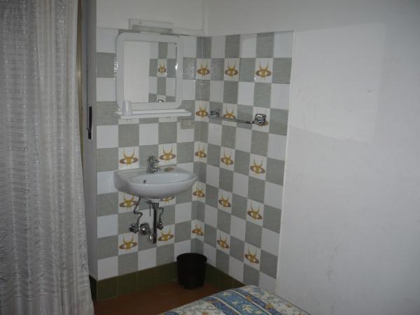Hotel Beau Sejour : photo 2 de la chambre chambre simple avec salle de bains commune