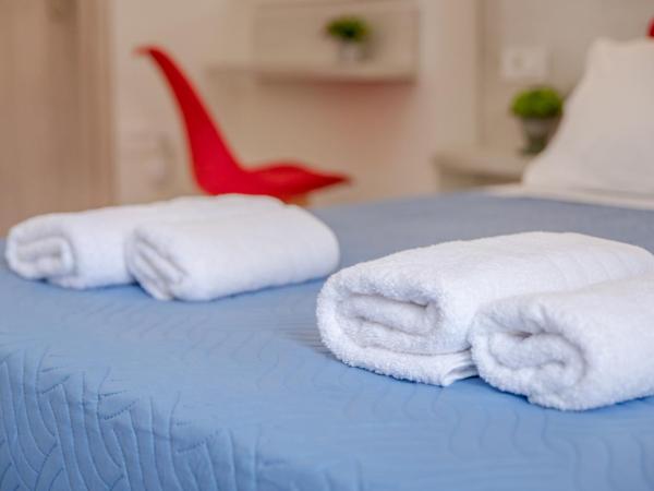 The 3 Brothers' Apts : photo 8 de la chambre studio lit king-size avec canapé-lit