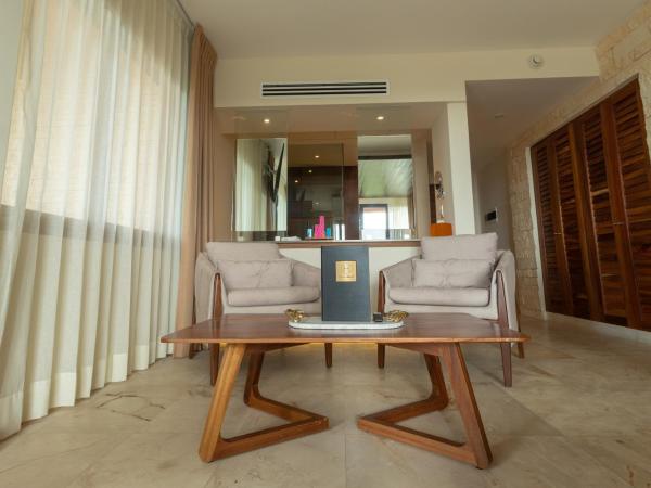 Hotel Beló Isla Mujeres - All Inclusive : photo 7 de la chambre suite lit king-size in love - vue sur océan