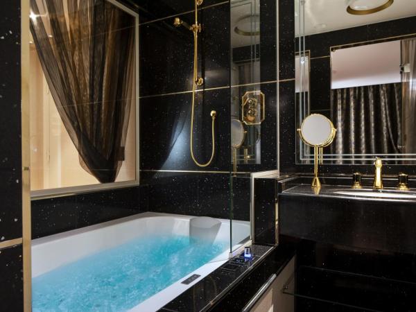 Paris j'Adore Hotel & Spa : photo 3 de la chambre hébergement luxe – bain de minuit avec jacuzzi et terrasse
