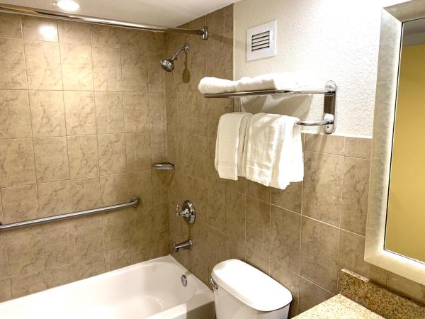 Rodeway Inn & Suites Fort Lauderdale Airport & Cruise Port : photo 6 de la chambre chambre deluxe avec 2 lits queen-size - non-fumeurs