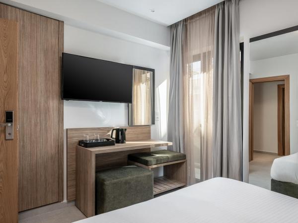 Morum City Hotel Chania : photo 5 de la chambre chambre familiale avec balcon