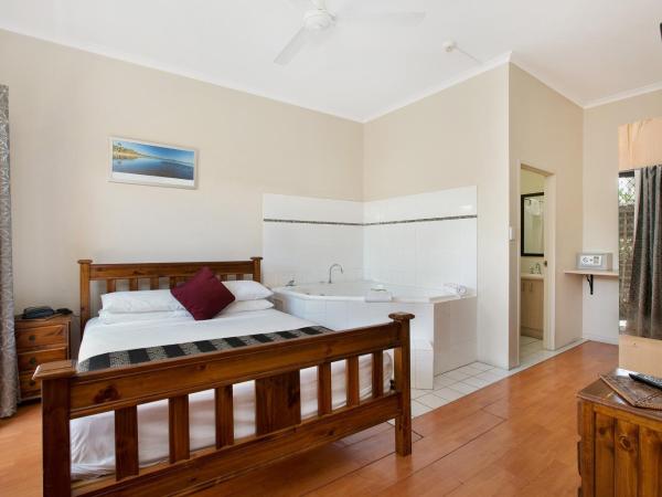 Cairns City Sheridan Motel : photo 1 de la chambre suite avec baignoire spa