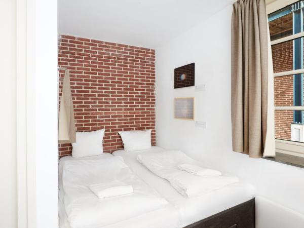 Hotel Not Hotel Amsterdam : photo 4 de la chambre la maison bleue située en rez-de-chaussée