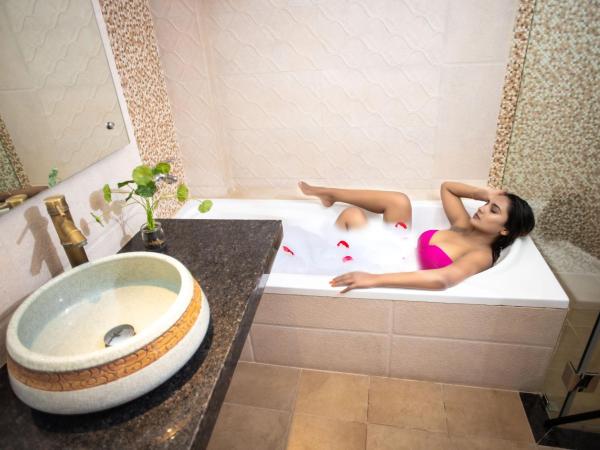 Arushi Boutique Hotel : photo 7 de la chambre superior deluxe room with bathtub -- 15% off on food and beverage and sauna and steam