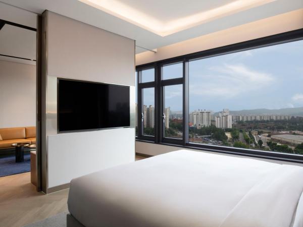 Mondrian Seoul Itaewon : photo 9 de la chambre suite pinnacle - accès piscine extérieure - heure rumpus