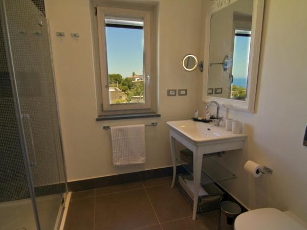 Tenuta Del Poggio Antico : photo 10 de la chambre chambre double deluxe avec balcon - vue sur mer
