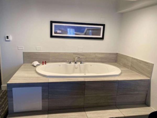 Best Western Premier Denver East : photo 9 de la chambre suite lit king-size avec jacuzzi - côté piscine