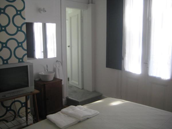 06 Soho Suites : photo 1 de la chambre chambre double ou lits jumeaux avec salle de bains
